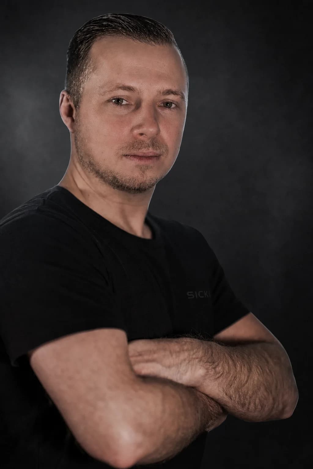 Portrait of hard-techno DJ and producer SICKI